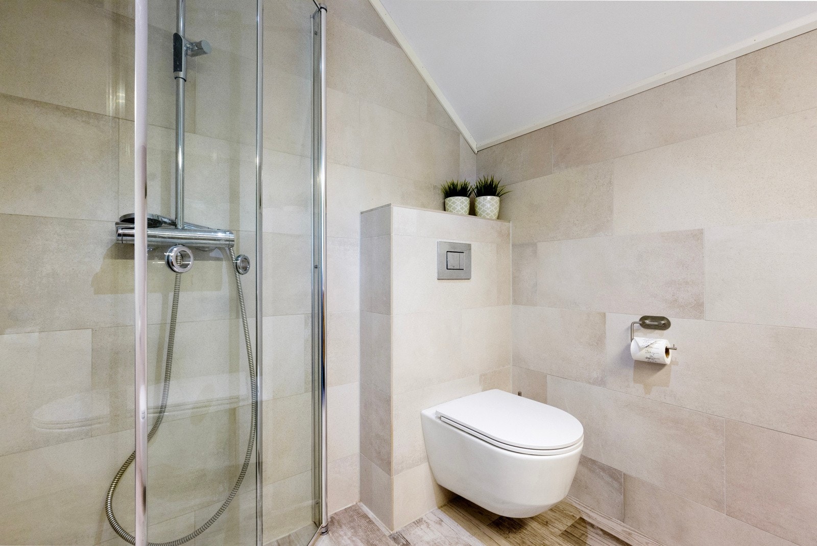 Et moderne bad med gulvvarme fullfører 2.etasje. Galleribilde