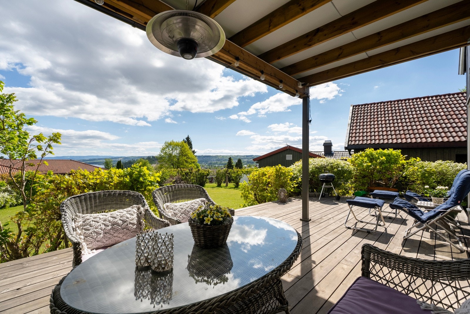 Deler av terrassen har overbygg. Her kan du grille uansett vær og nyte panoramautsikten mot byen og Mjøsa. Galleribilde