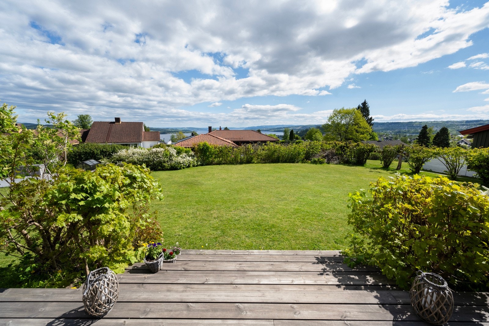 Her bor du i fredelige omgivelser, samtidig som du kun er tre-fire minutter unna sentrum med bil. Galleribilde