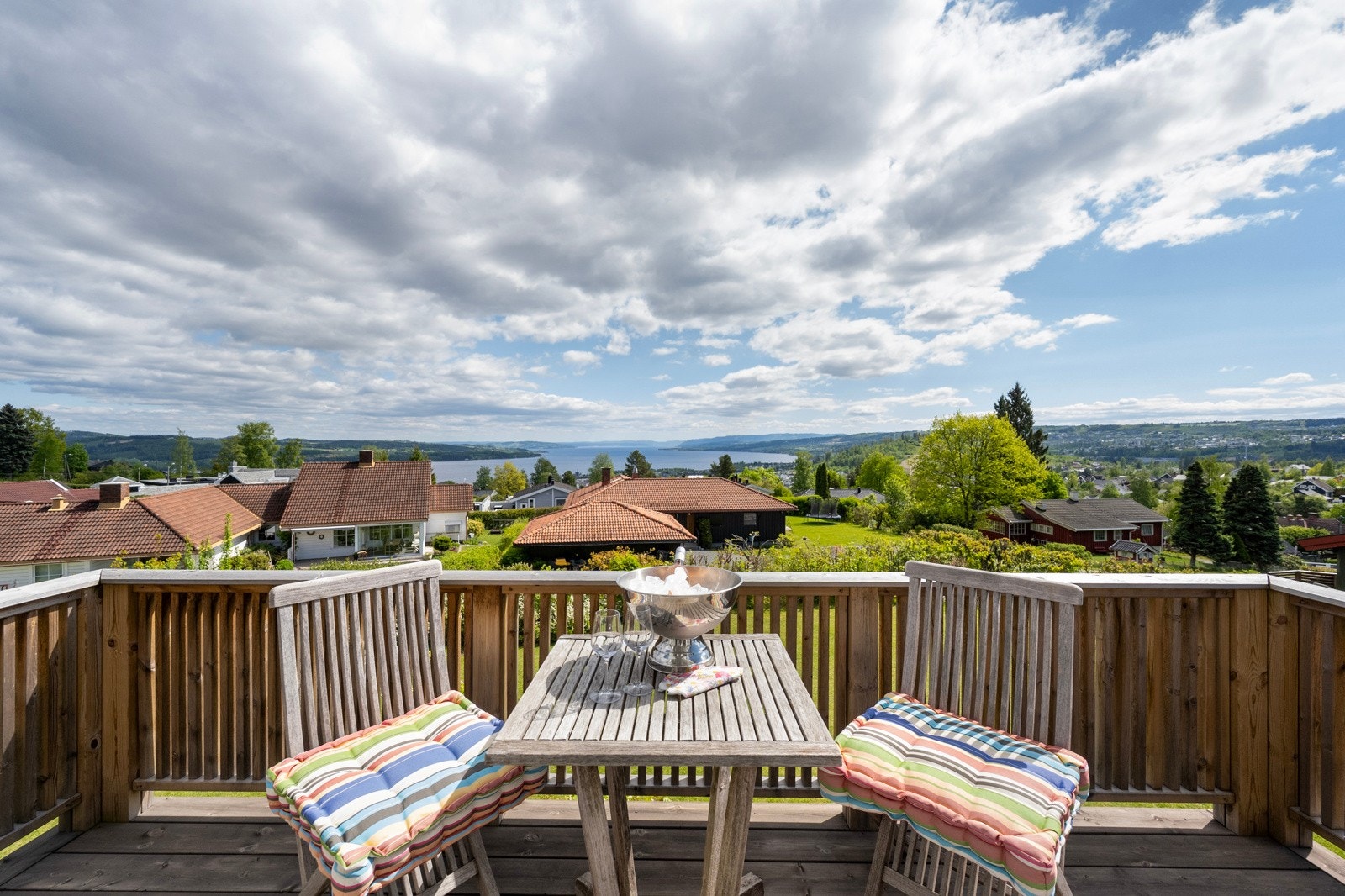 I et stille, etablert villaområde - der fuglesangen overdøver trafikken og kveldssolen maler åsene i gull - finner du en unik mulighet. Galleribilde