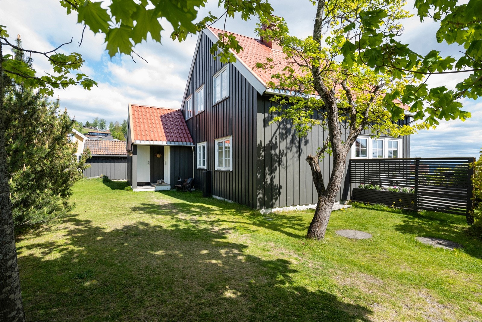 En modernisert enebolig fra 1957 med hele 180 m² gjennomtenkt boltreplass fordelt over to etasjer, supplert av en romslig kjeller. Galleribilde