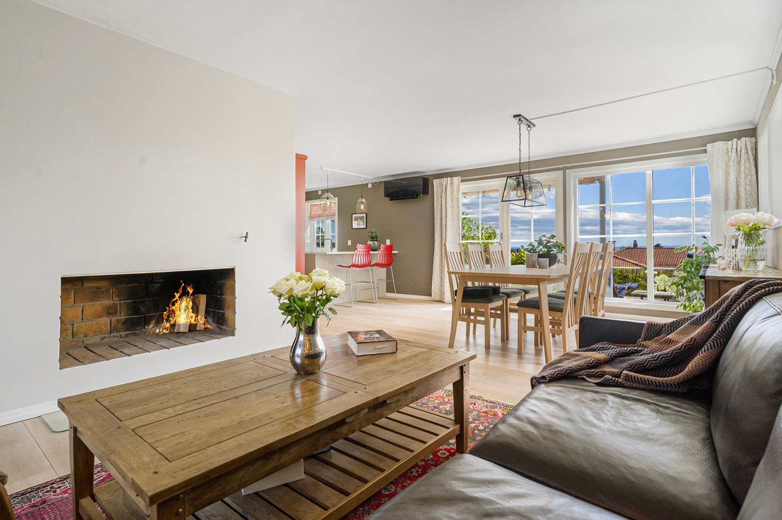 Komforten ivaretas av gulvvarme på begge bad, i gangen, stuen og kjøkkenet, effektiv luft-til-luft varmepumpe, supplert av panelovner. Galleribilde