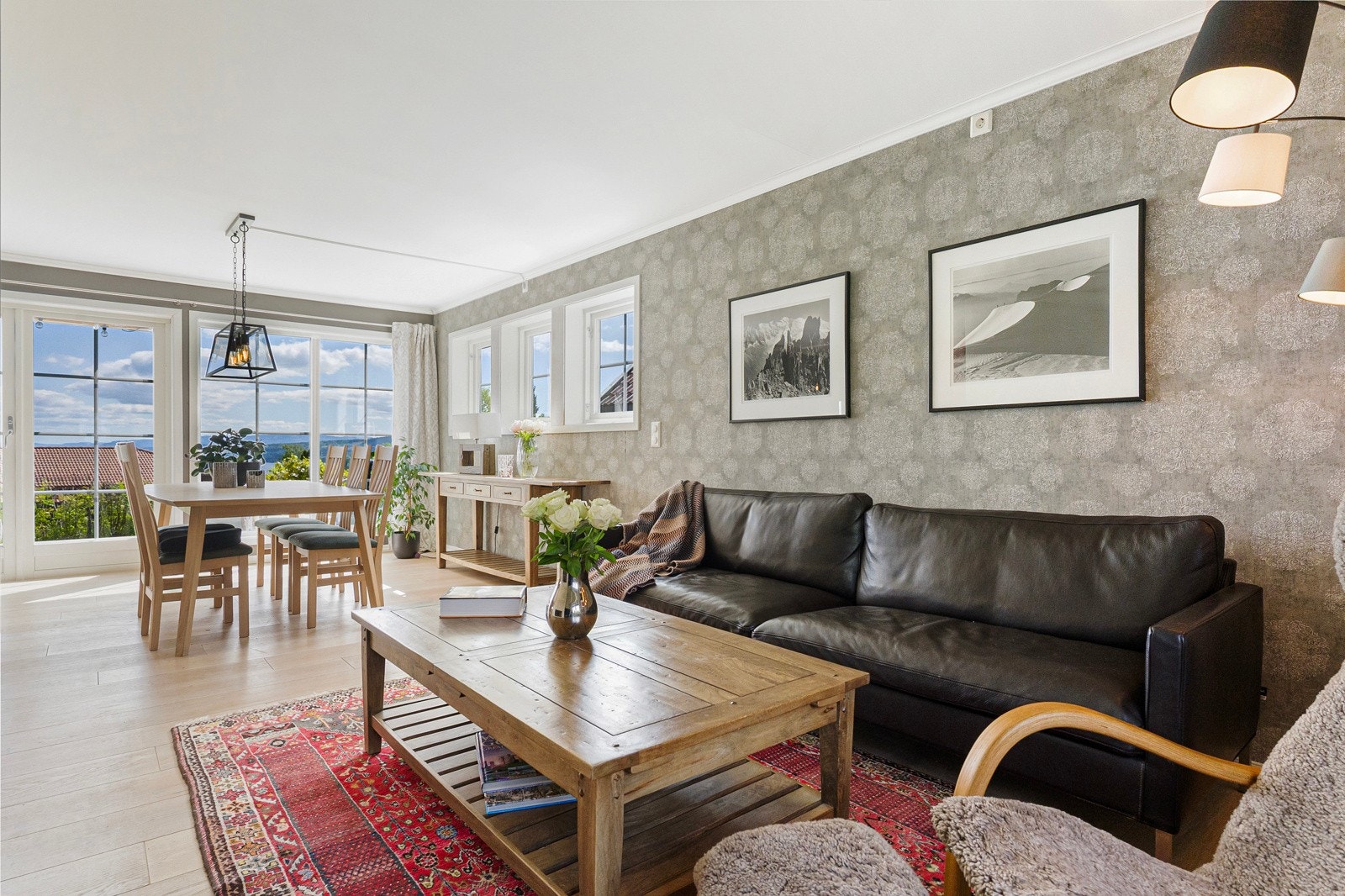 Store vindusflater slipper inn rikelig med naturlig lys. Galleribilde