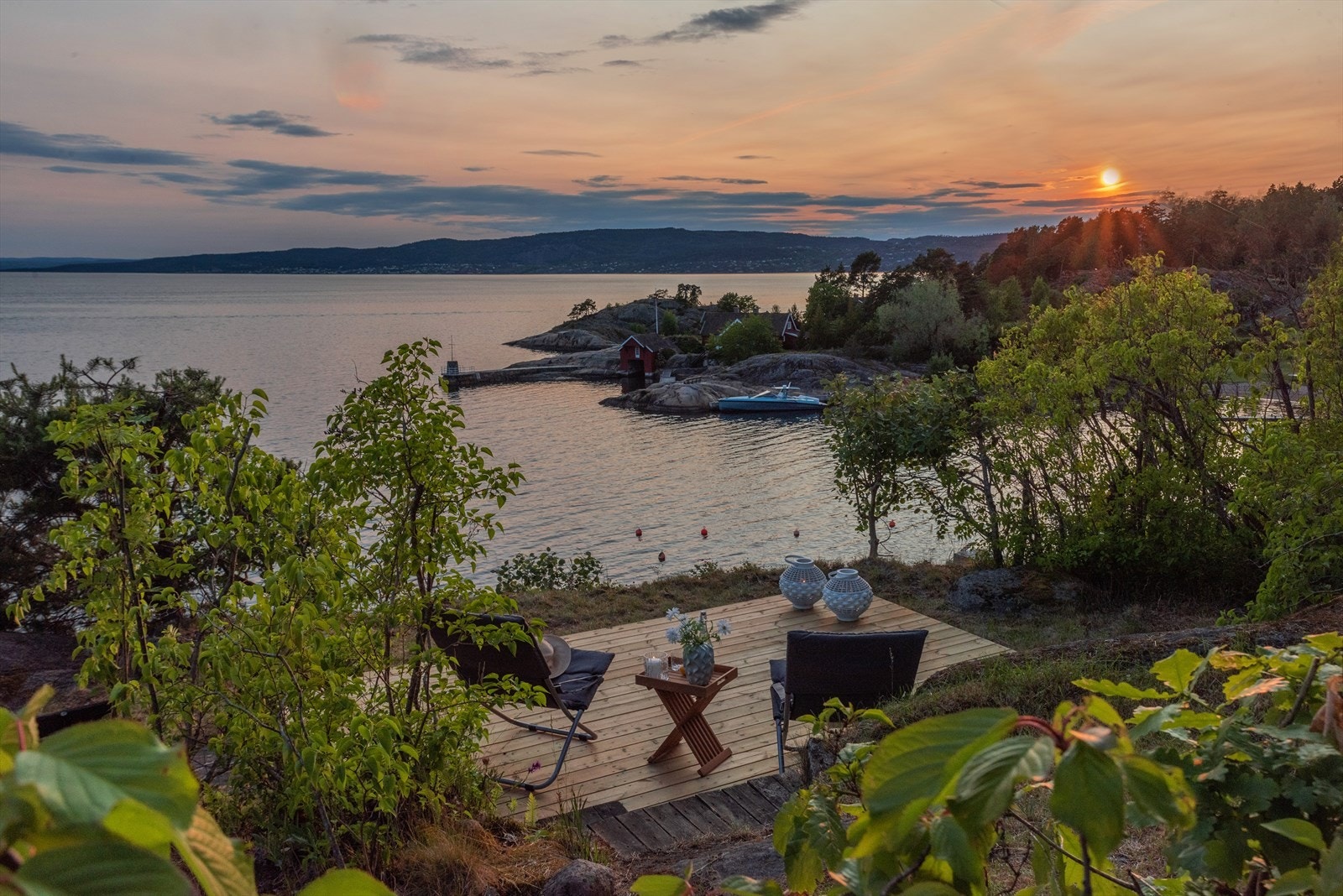 Eiendommen har fantastisk beliggenhet, med unik utsikt over Kjøvangbukta og Oslofjorden. Galleribilde