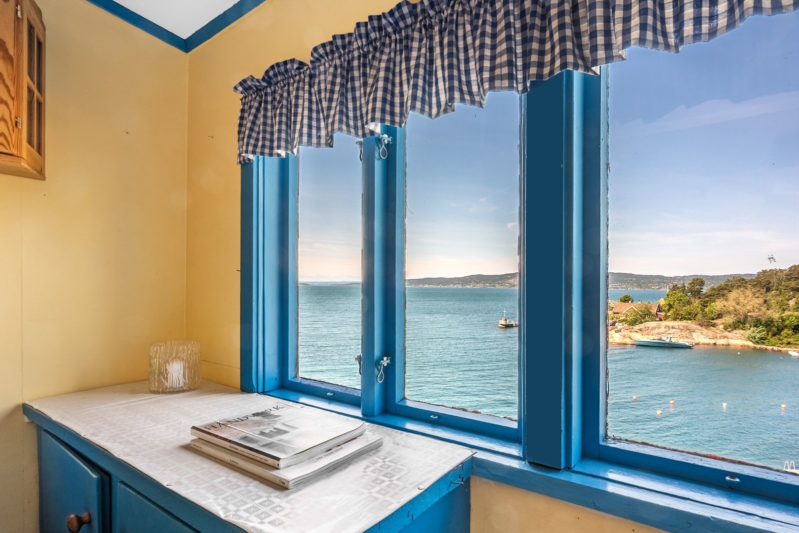 Det er flere vindusflater mot fjordutsikten og her kan det klargjøres til måltider med flott utsyn. Galleribilde