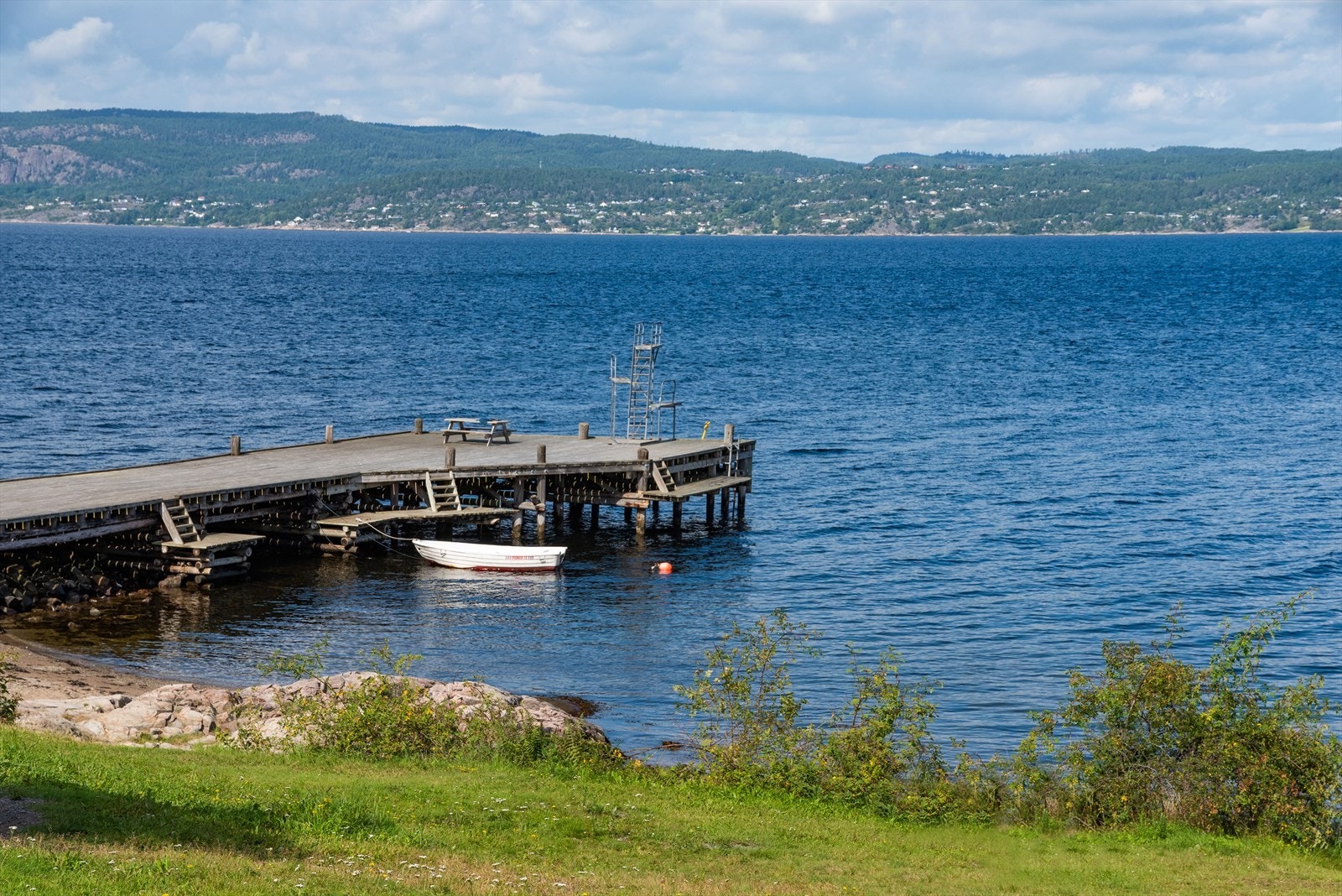 Det er slippersavstand til Kjøvangen brygge med en liten steinstrand, svaberg, stupetårn og brygge med fiskemuligheter. Galleribilde