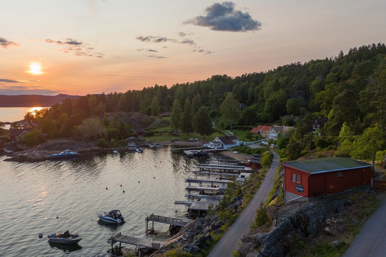 Sett frem møblementet og nyt rolige, idylliske omgivelser rett ved vannet. Galleribilde