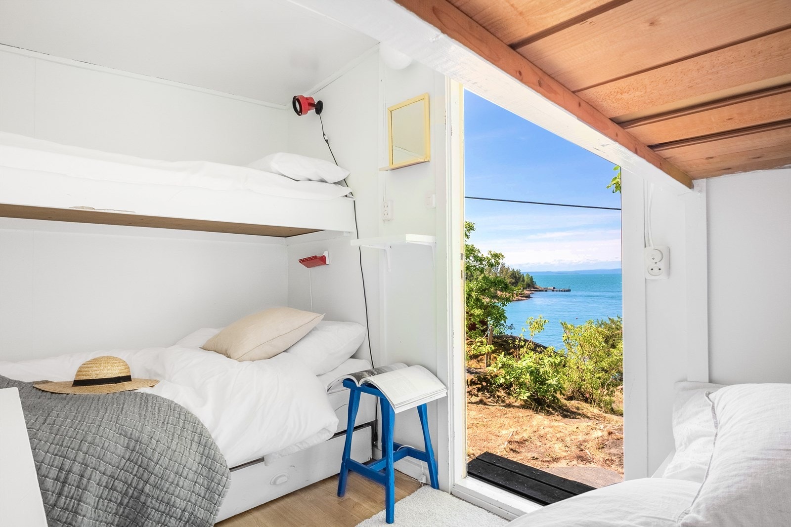 Annekset på 6 kvm er innredet med plassbygde køyesenger med sengeplasser til 4 personer. Galleribilde