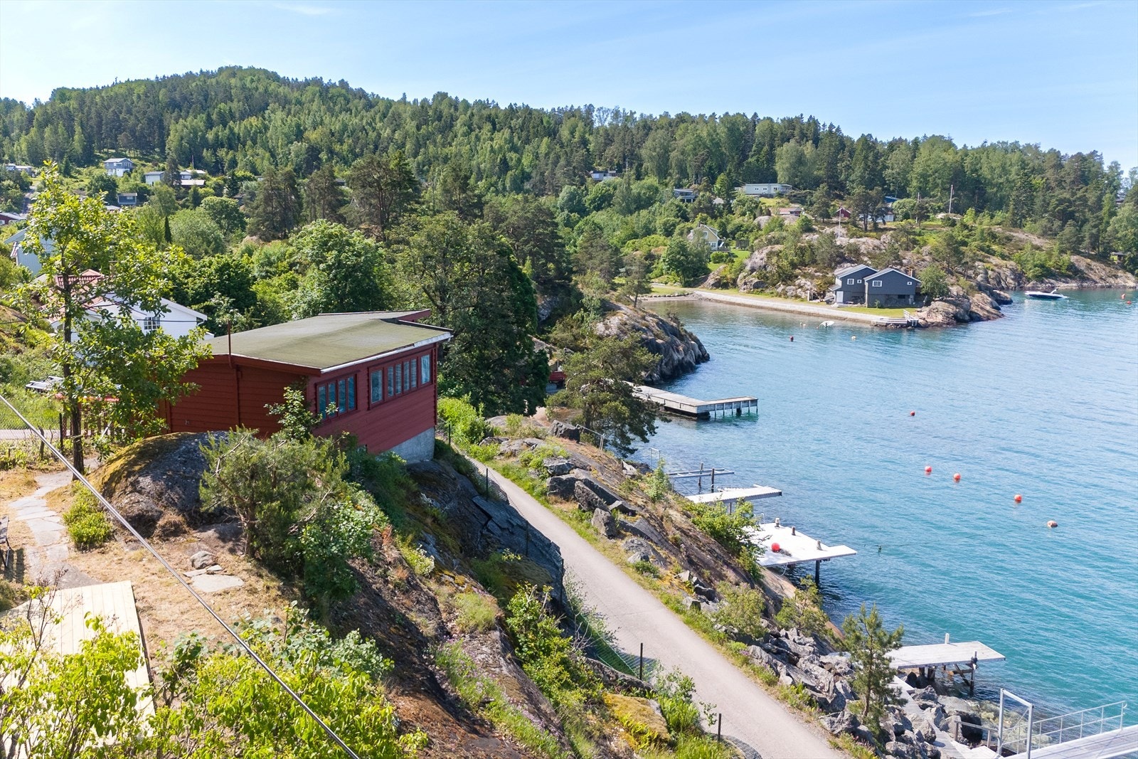 Hytta holder en generelt enkel men vedlikeholdt standard, med innlagt strøm. Galleribilde