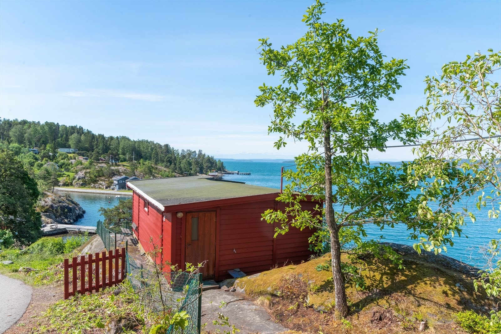 Det er enkel adkomst til hytta fra nordøst, og tomten er for det meste inngjerdet. Galleribilde