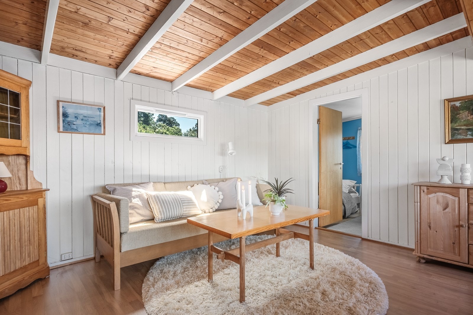 Kombinasjonen av lysmalt panel og trefarger gir et lunt og samtidig lyst inntrykk. Galleribilde