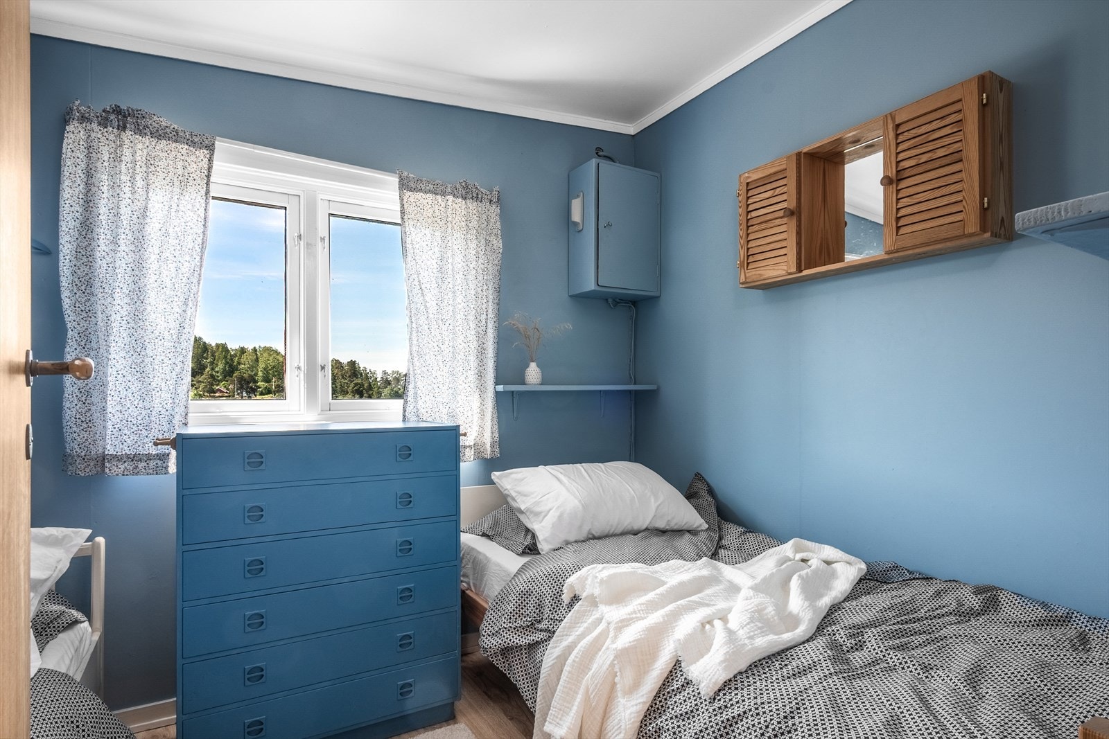 Innenfor stuen er et koselig soverom med plass til dobbeltseng eller to enkeltsenger. Galleribilde