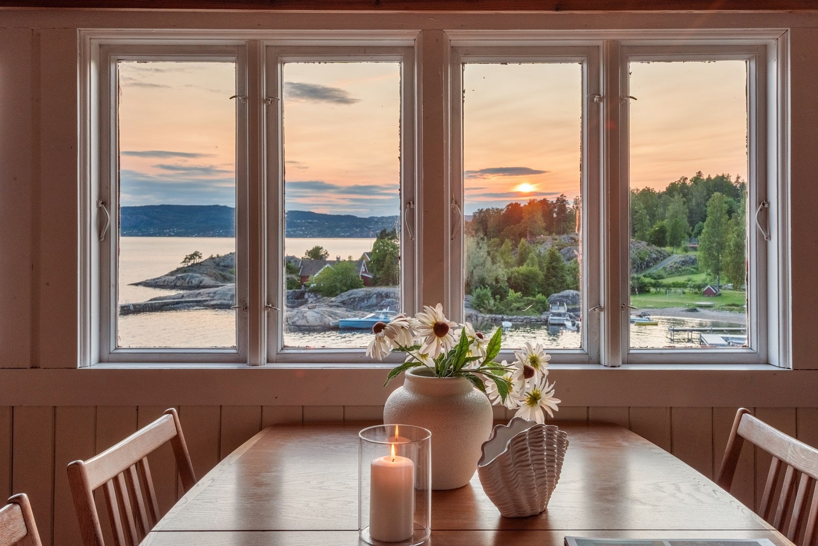 Dagens plassering av spisestuen gir måltider with a view fra morgen til kveld, i regn- og solvær. Galleribilde