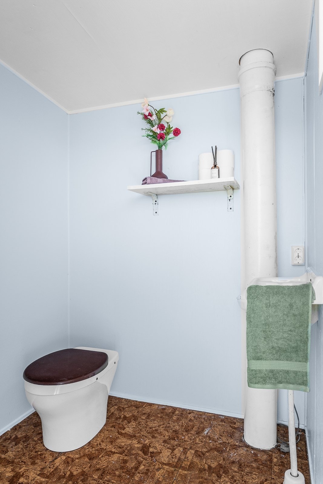 Uthuset fikk nytt yttertak og toalettrommet ble oppgradert med nye innevegger i 2021. Galleribilde