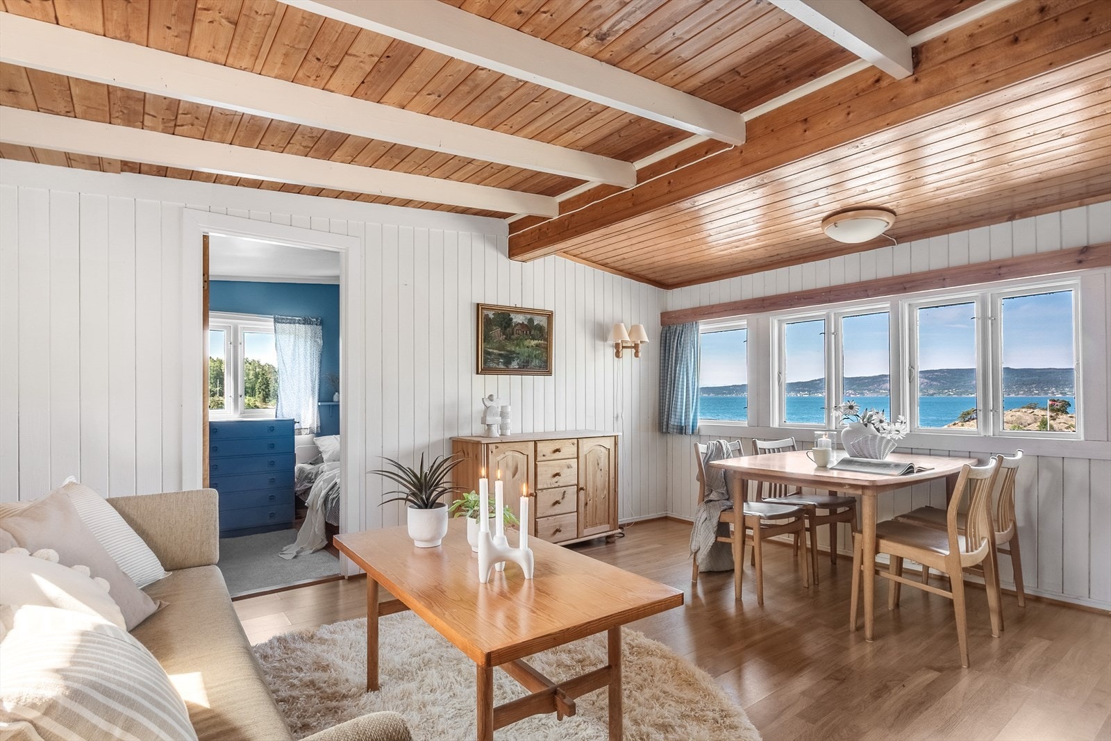 Stuen har plass til hyggelig sofaløsning i tillegg til spisestue. Galleribilde