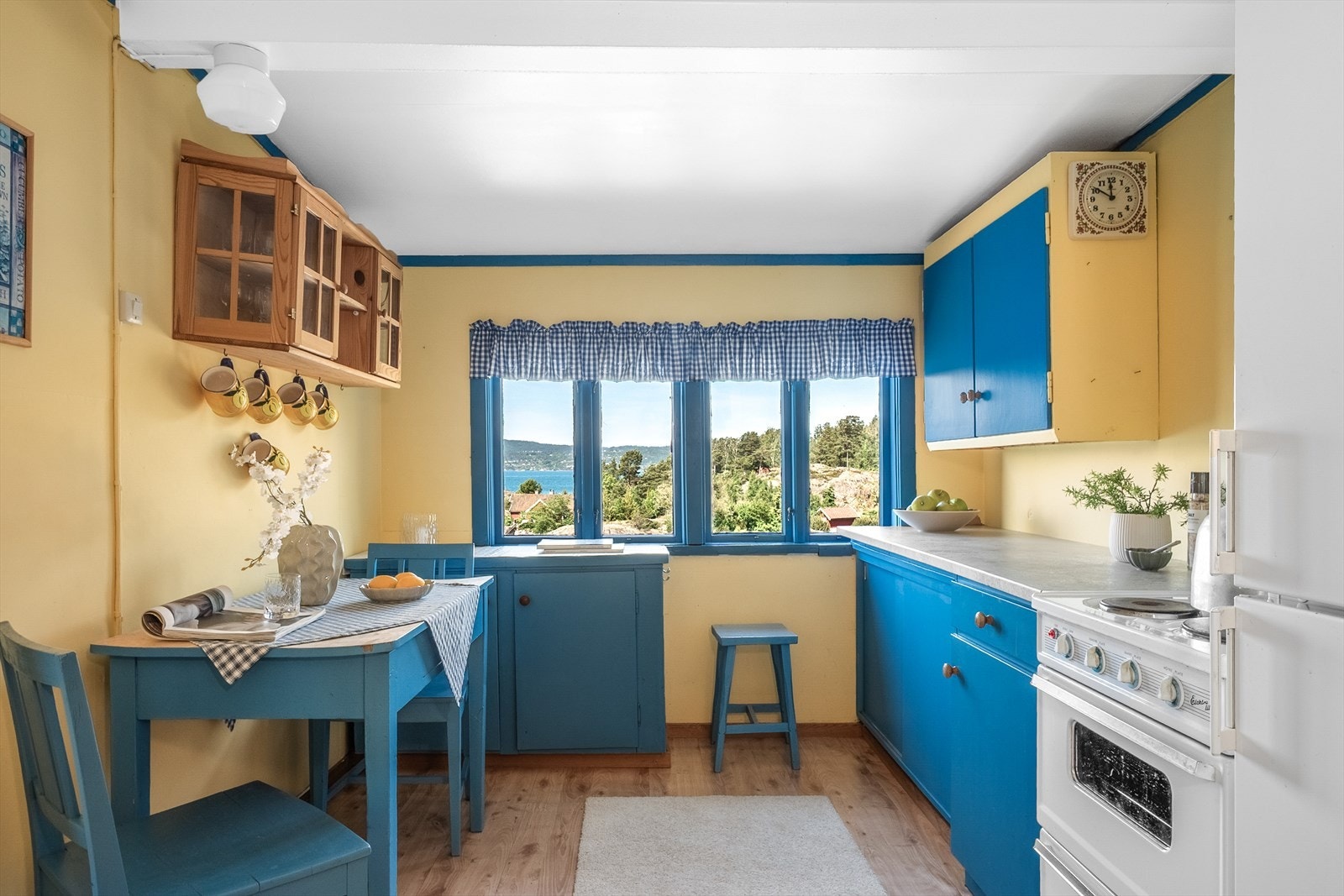 Kjøkkenrommet er lyst og trivelig, malt i glade fargetoner og med plass til hyggelig frokostbord. Galleribilde