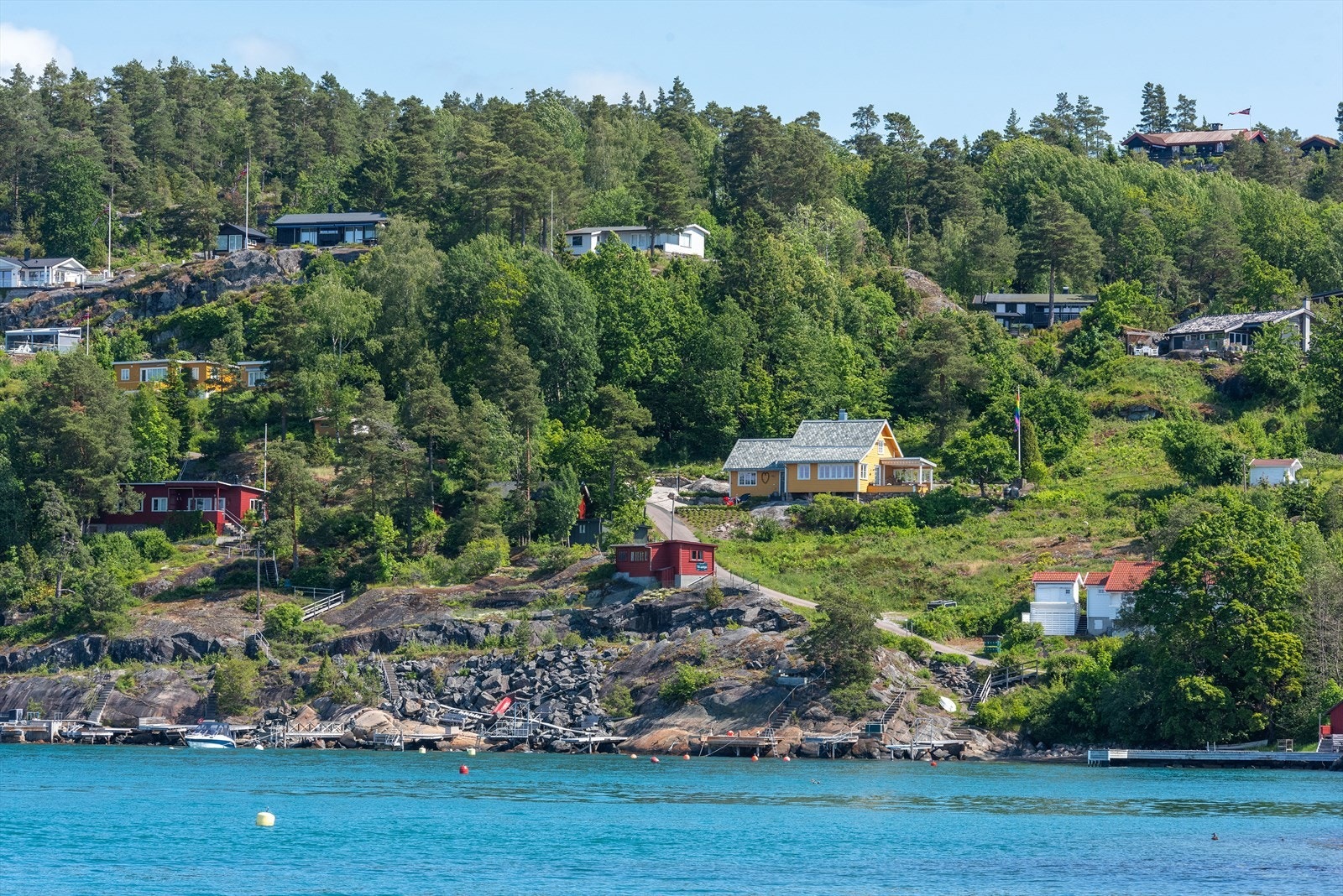 Fritidsboligen ligger høyt og fritt i terrenget med friluftsområder rett utenfor døren og kun 5 min. fra Son sentrum. Galleribilde
