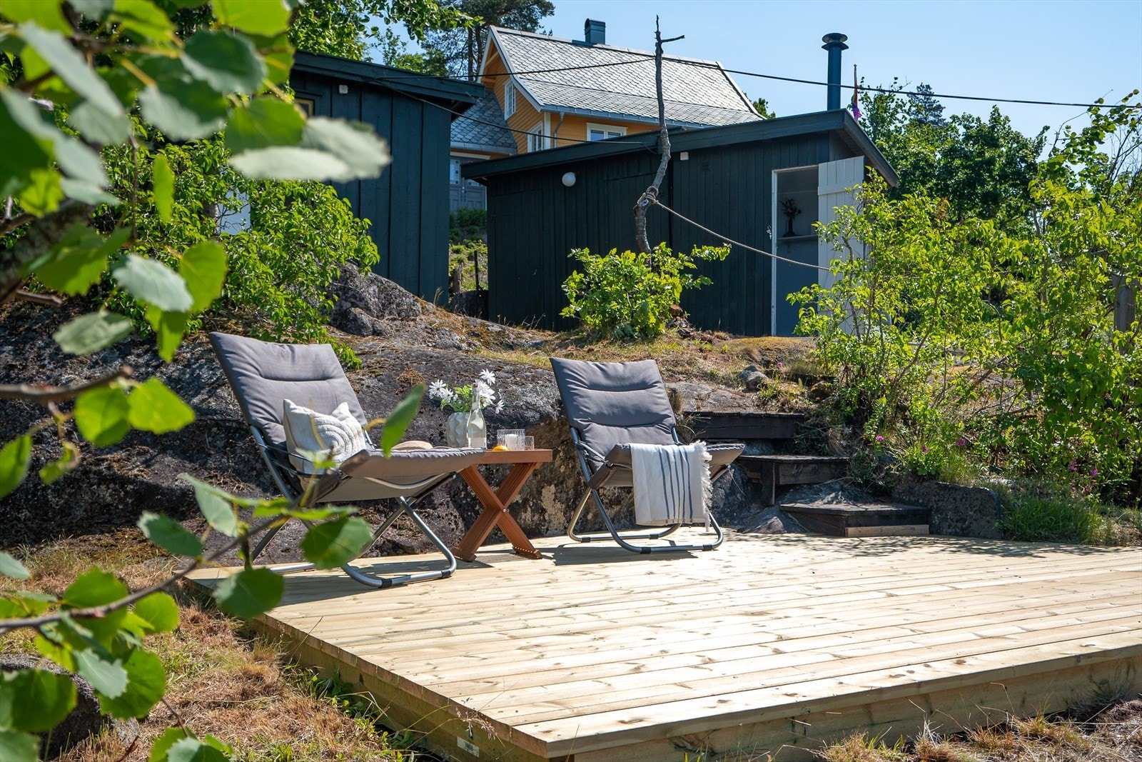 Uteplassen på 15 kvm er nyere og ligger omgitt av den grønne naturtomten. Galleribilde