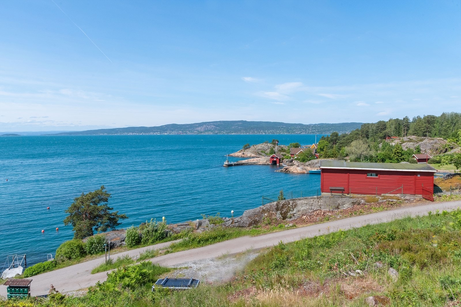 Selger har benyttet biloppstillingsplass på nabotomt. Det er ingen tinglyst avtale, men de har stått her i nærmere 70 år. Galleribilde