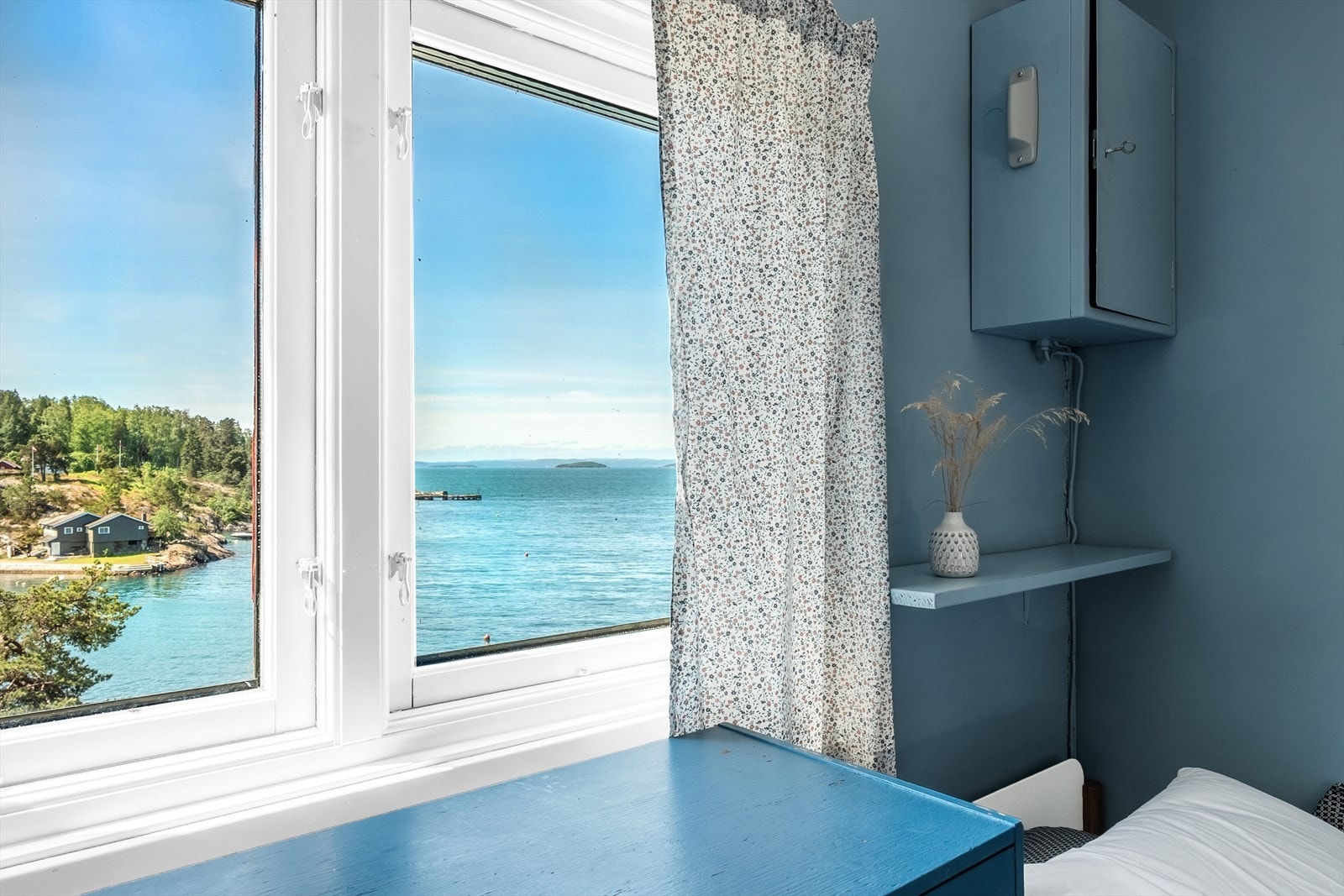 "Det blå rommet" har plass til kommode eller annet oppbevaringsmøblement, vegghengte hyller og dobbelt vindu for naturlig lys og lufting. Galleribilde