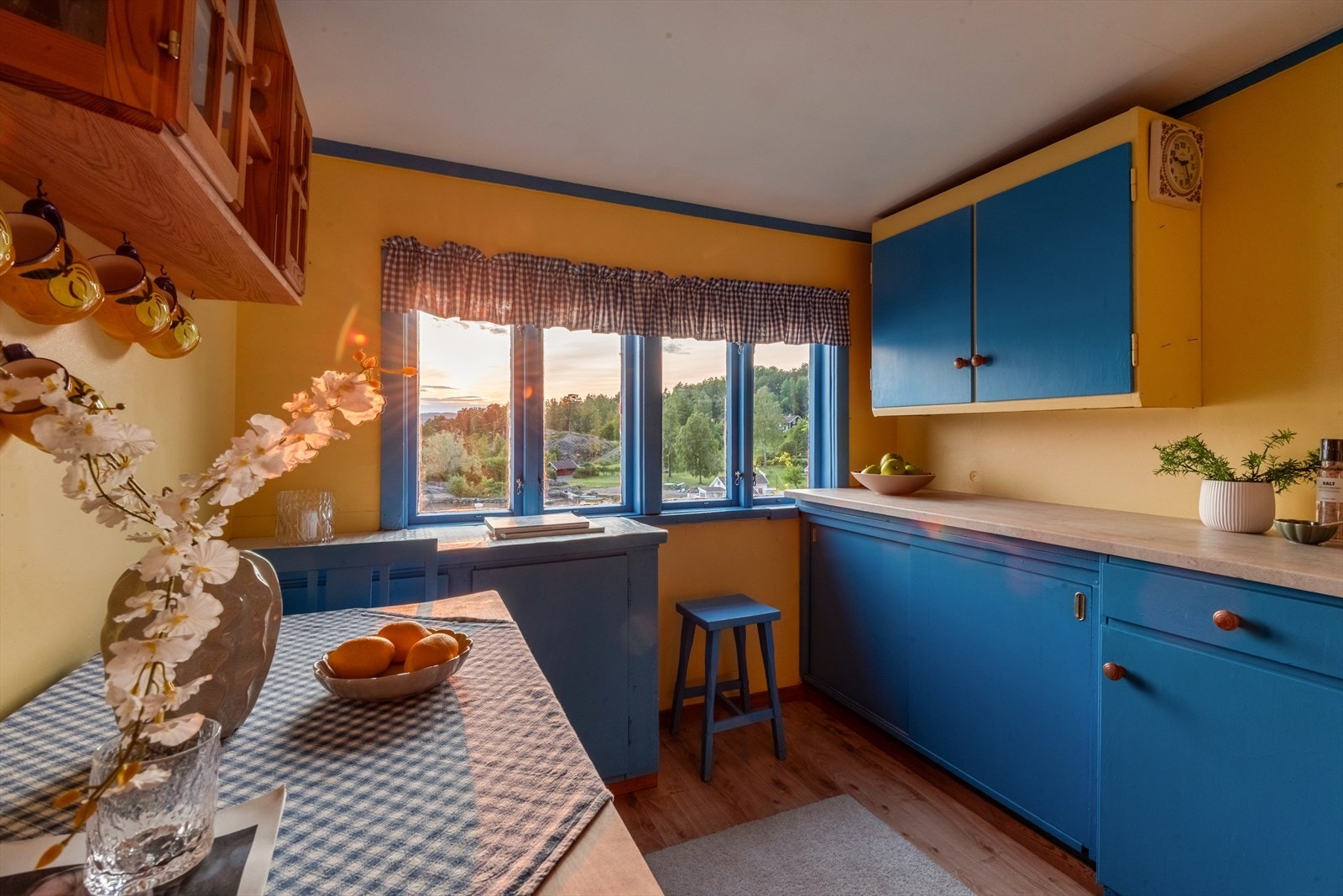 Innredningen er enkel og funksjonell med slette, malte fronter og laminat benkeplate. Galleribilde