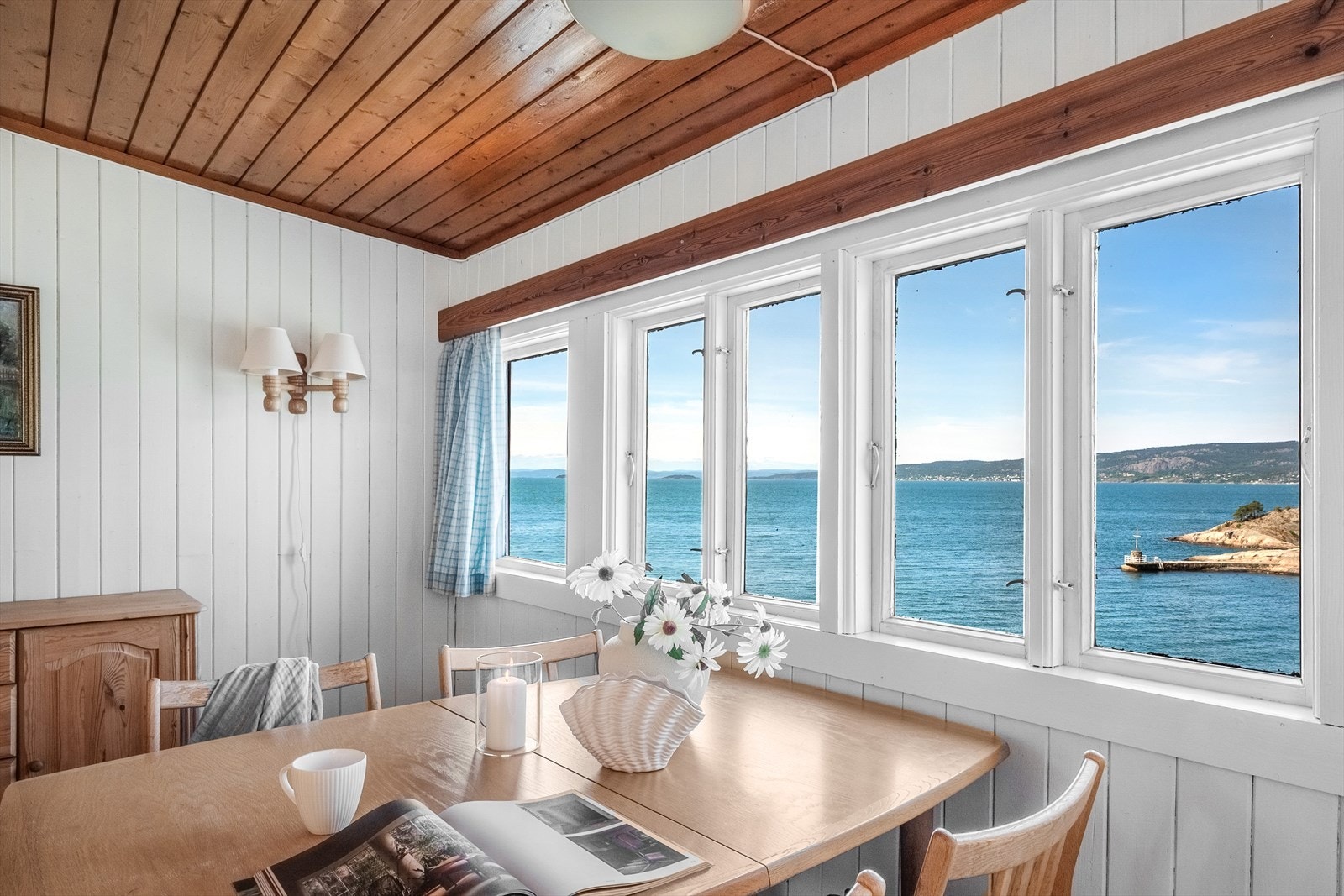 De mange vindusflatene sørger for en luftig atmosfære og nærheten til vannet bidrar til ro i sjela. Galleribilde