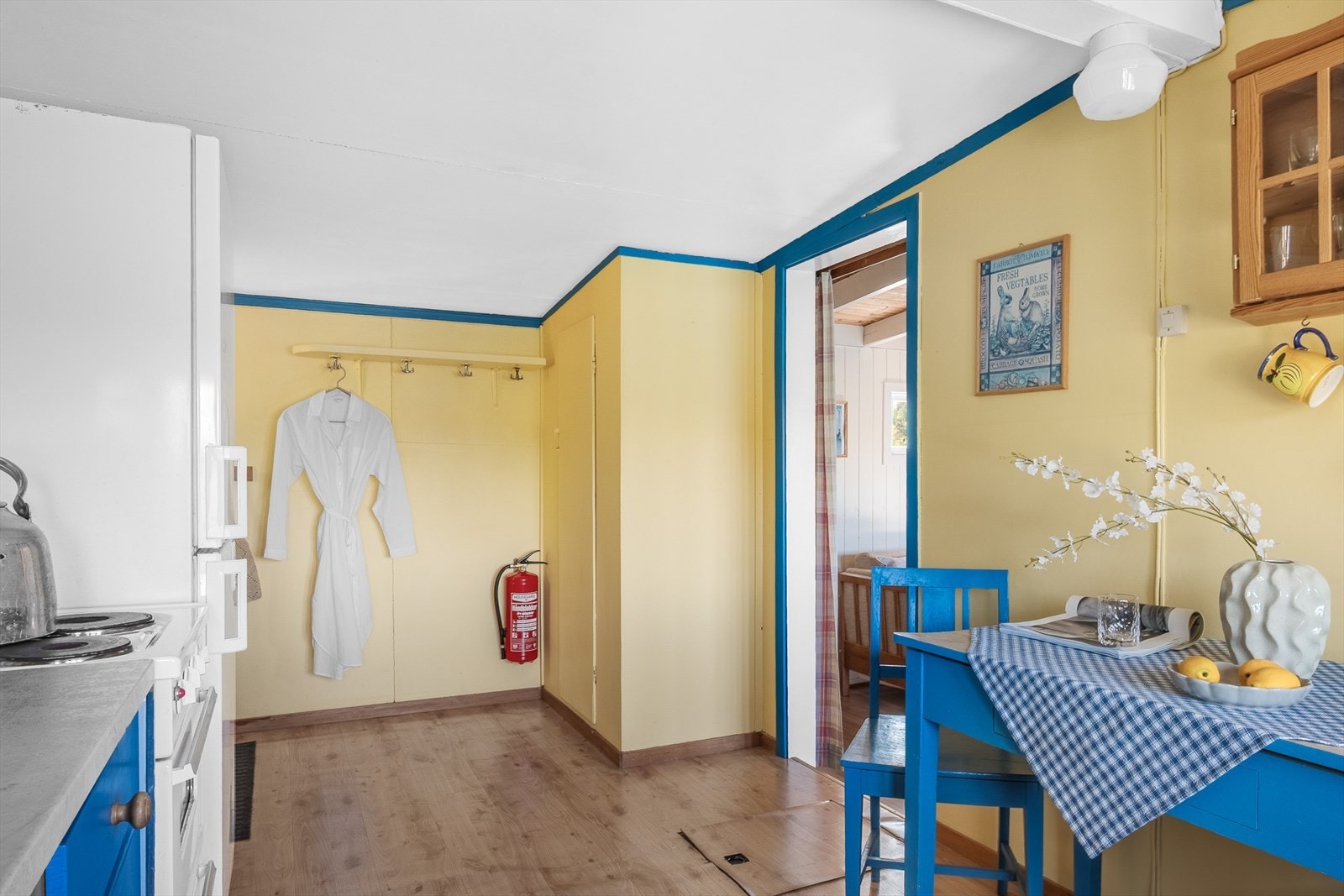 I tillegg er det en liten bod/klesskap tilknyttet entrésonen - og velkommen inn! Galleribilde