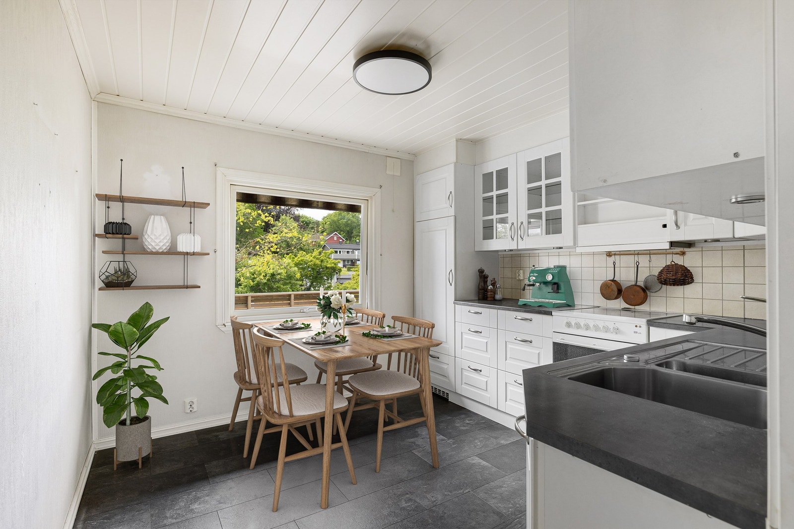 Elektrisk gulvvarme og nytt laminatgulv er lagt på kjøkkenet i senere år. Vinduet er datert 2010. Bildet er digitalt møblert. Galleribilde