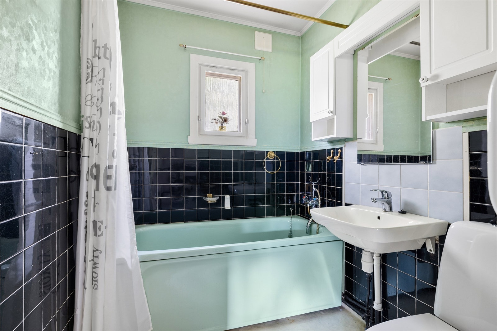 Badet er trolig fra boligens byggeår og naturlig gjenstand for oppgradering. Rommet i sin helhet er gitt TG 3. Galleribilde