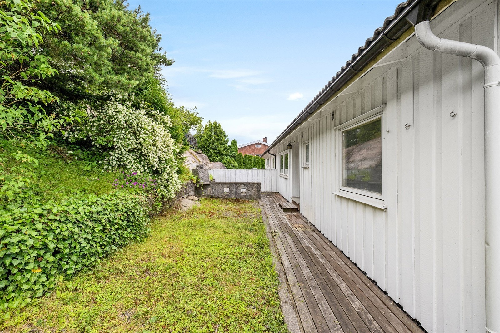 Tomtens ca. 316 kvm. inkluderer litt av skrenten i øst. Festeavgiften er kr. 803 pr. år, neste regulering er i 2039 og sammenfaller med festeavtalens utløp. Galleribilde