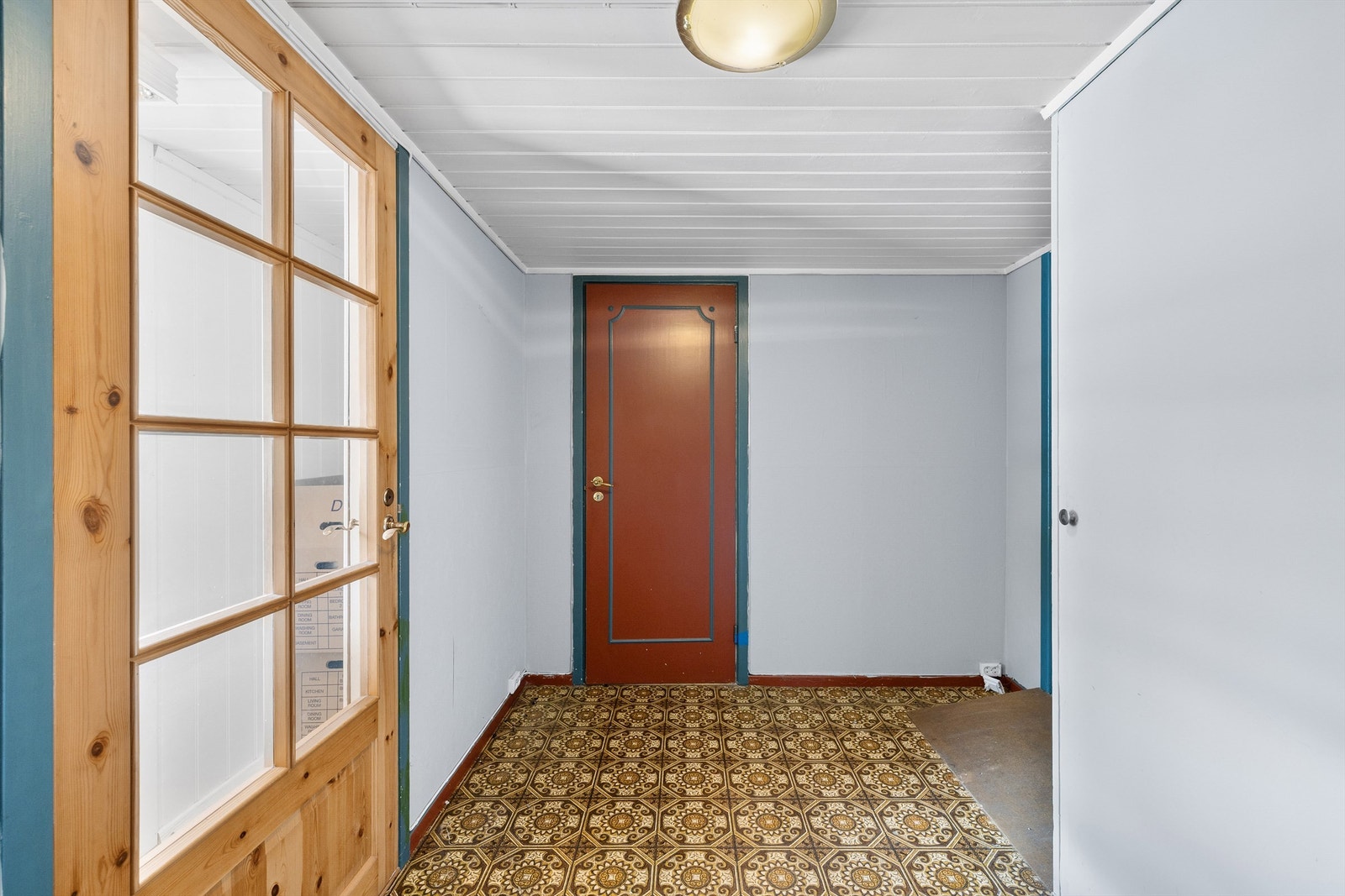 Underetasjens soverom er tilgjengelig rett fra gangen og med over 11 kvm. et perfekt ungdomsrom. Galleribilde