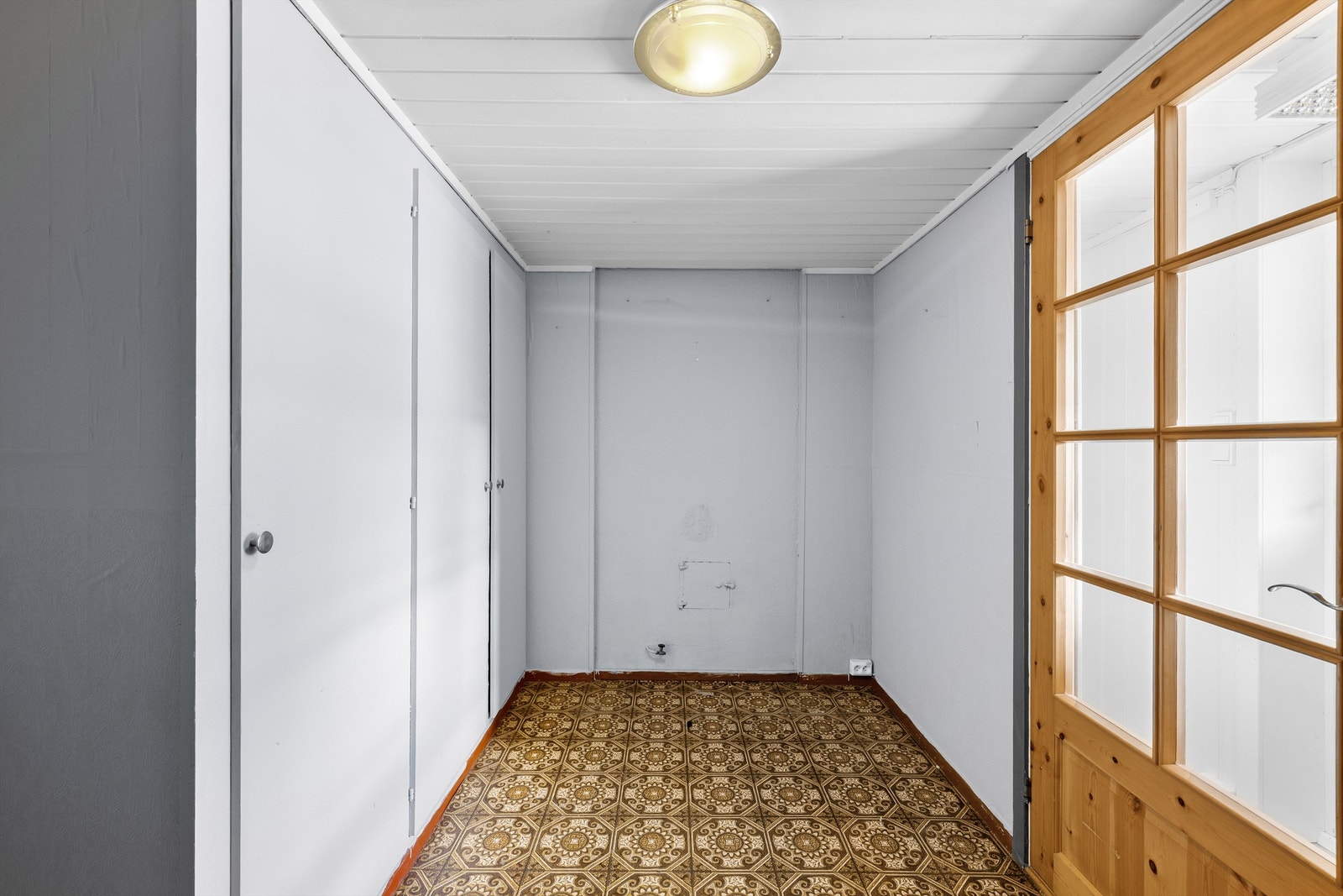 Gangen tilknyttet hovedentreen har i behold faste garderobeskap fra boligens byggeår. Galleribilde