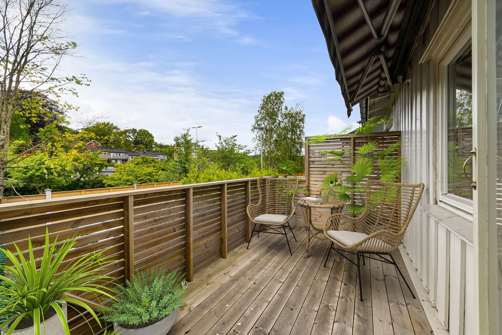 Balkongen er oppgradert i senere år og har sommerstid sol fra ettermiddag til kveld. Bildet er digitalt møblert. Galleribilde