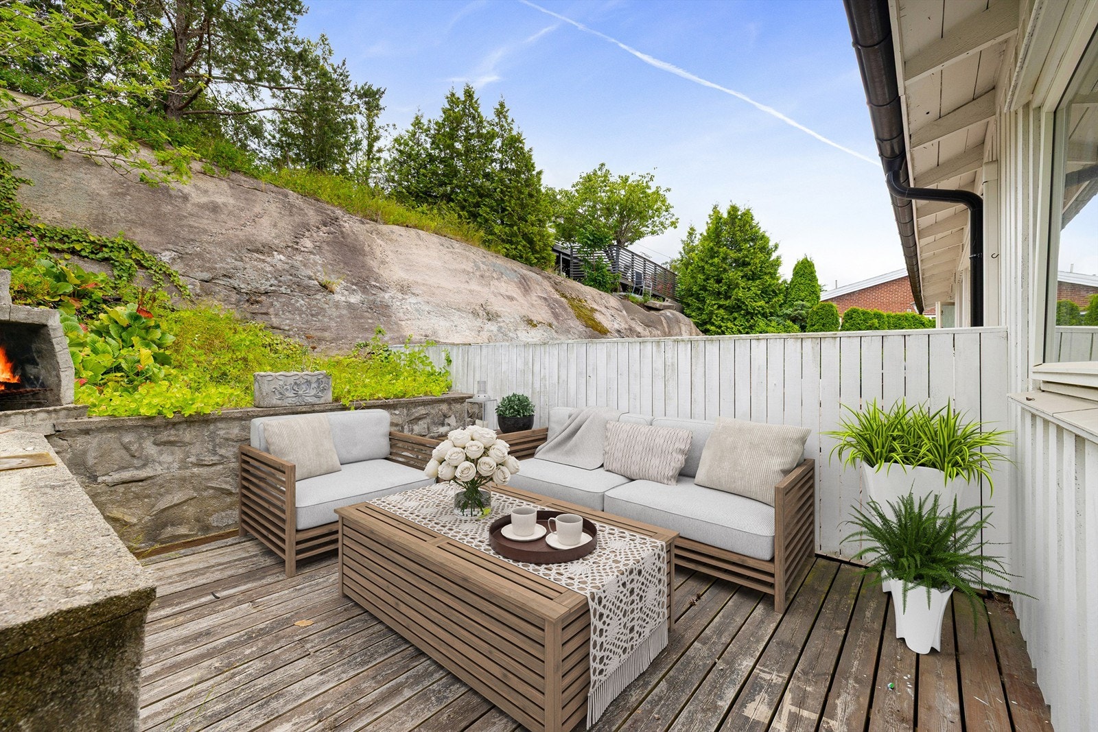 Terrassen er et lunt og intimt alternativ til den mer luftige balkongen på motsatt side. Her er solen første del av dagen. Bildet er digitalt møblert. Galleribilde