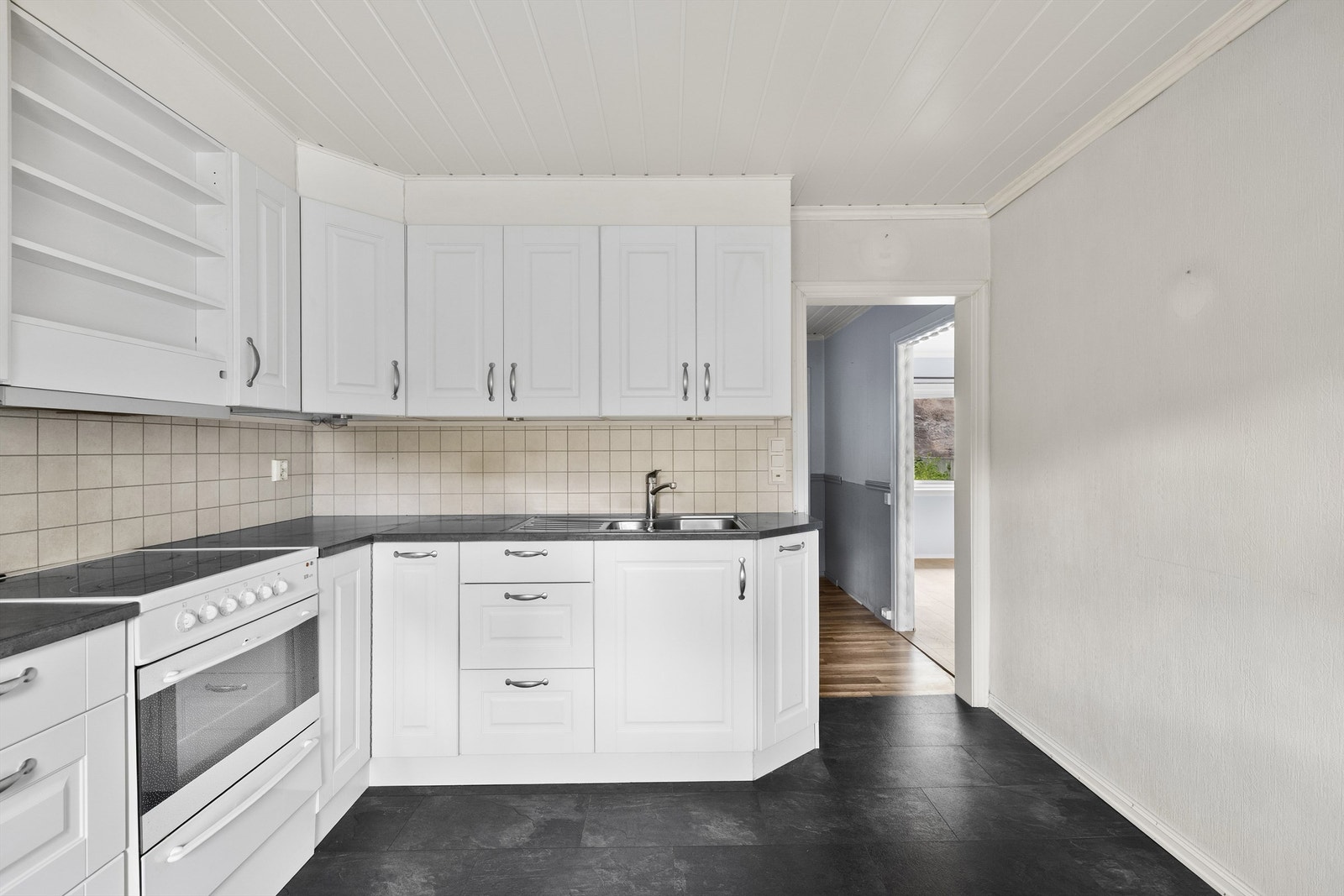 Under overskapene er det montert spotter som gir godt arbeidslys til kjøkkenbenkene. Galleribilde