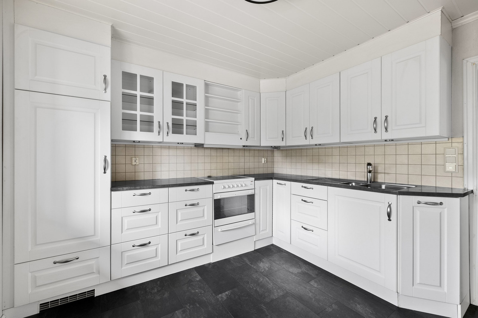 Kjøkkeninnredningen er fra Kvik og velholdt. Hvitevarer i form av komfyr og integrert kjøleskap medfølger. Galleribilde