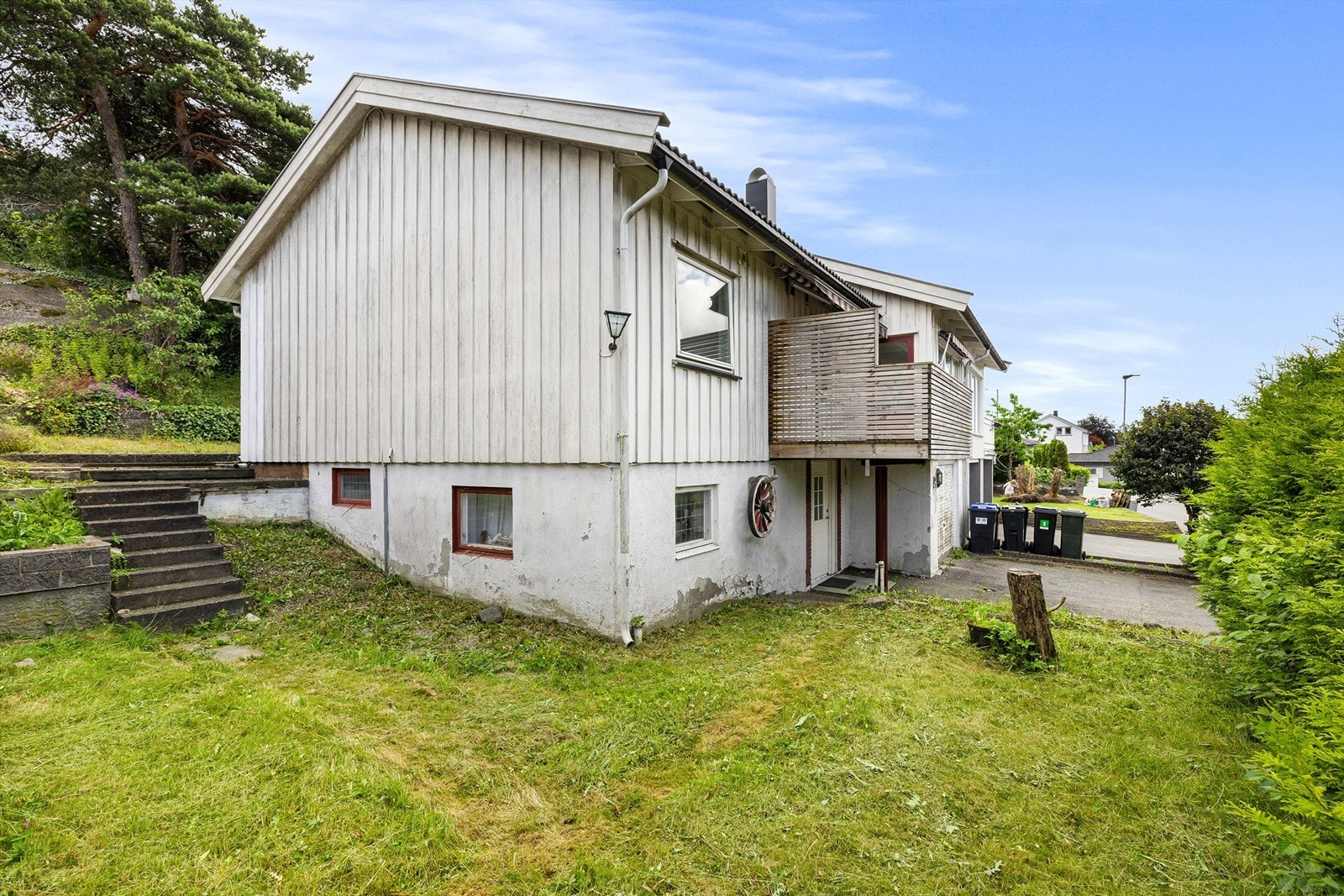 Tomannsboligen i Prost Nossens vei 7/9 ble oppført i 1965. #9 utgjør nordre halvdel og har et generelt behov for vedlikehold/oppgradering. Galleribilde