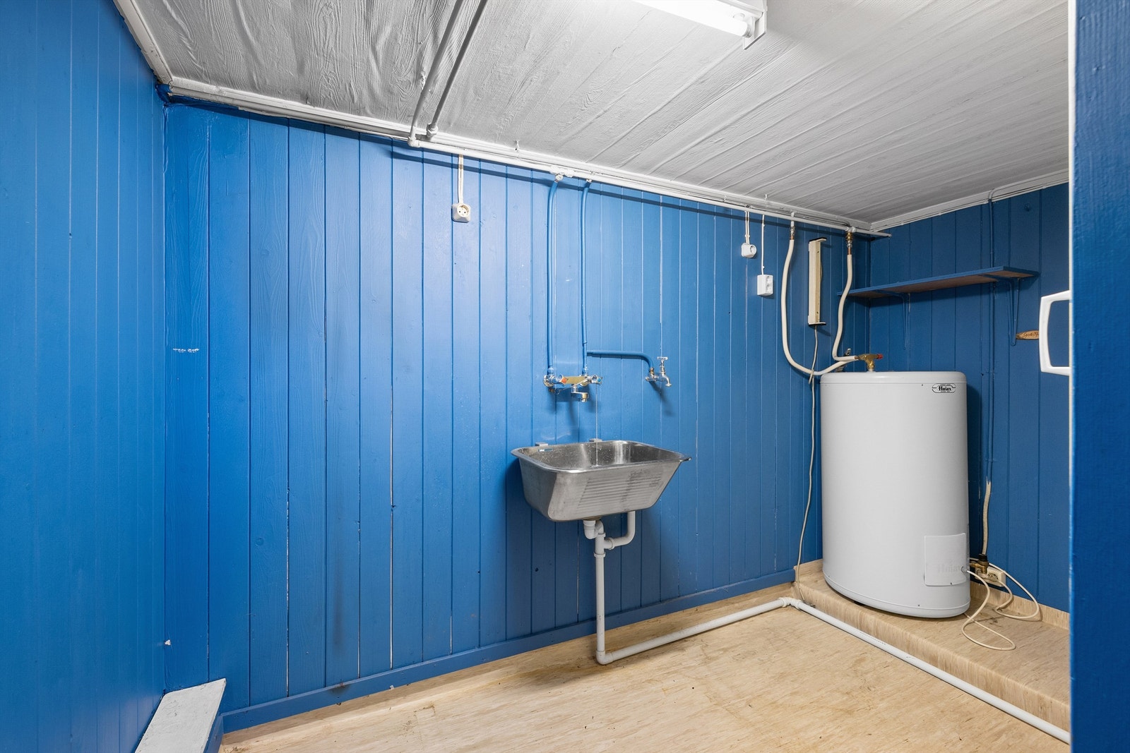 Bod/teknisk rom i underetasjen er tilknyttet kjellerstuen og har vært benyttet som vaskerom. Galleribilde