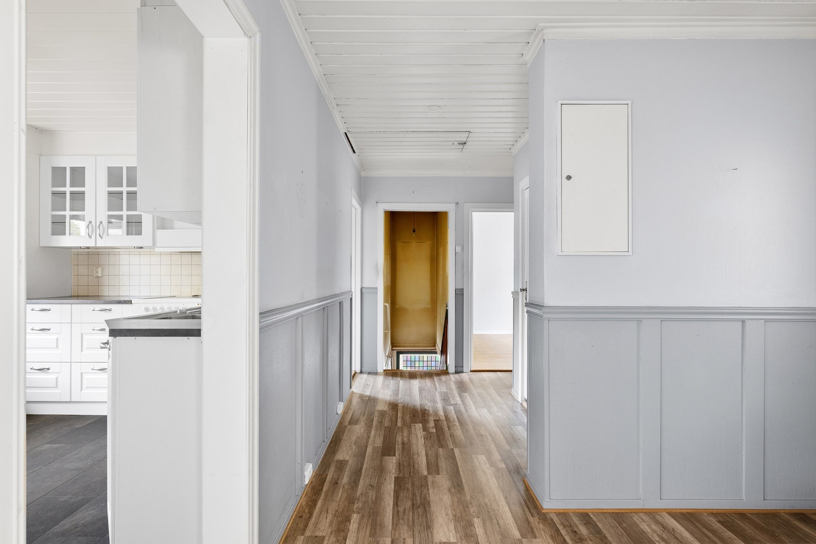 Kjøkkenet er tilgjengelig rett fra etasjens entré. Hovedentreen inngår i underetasjen. Galleribilde