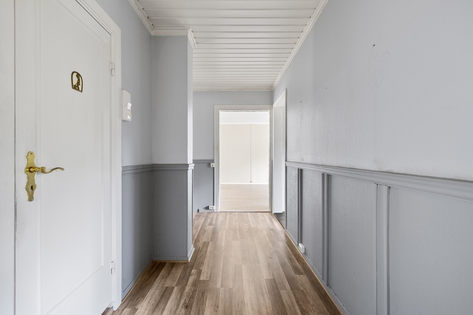 Rundt gangen innenfor entreen er badet og soverommene samlet i praktisk nærhet, tilbaketrukket fra stuen. Galleribilde