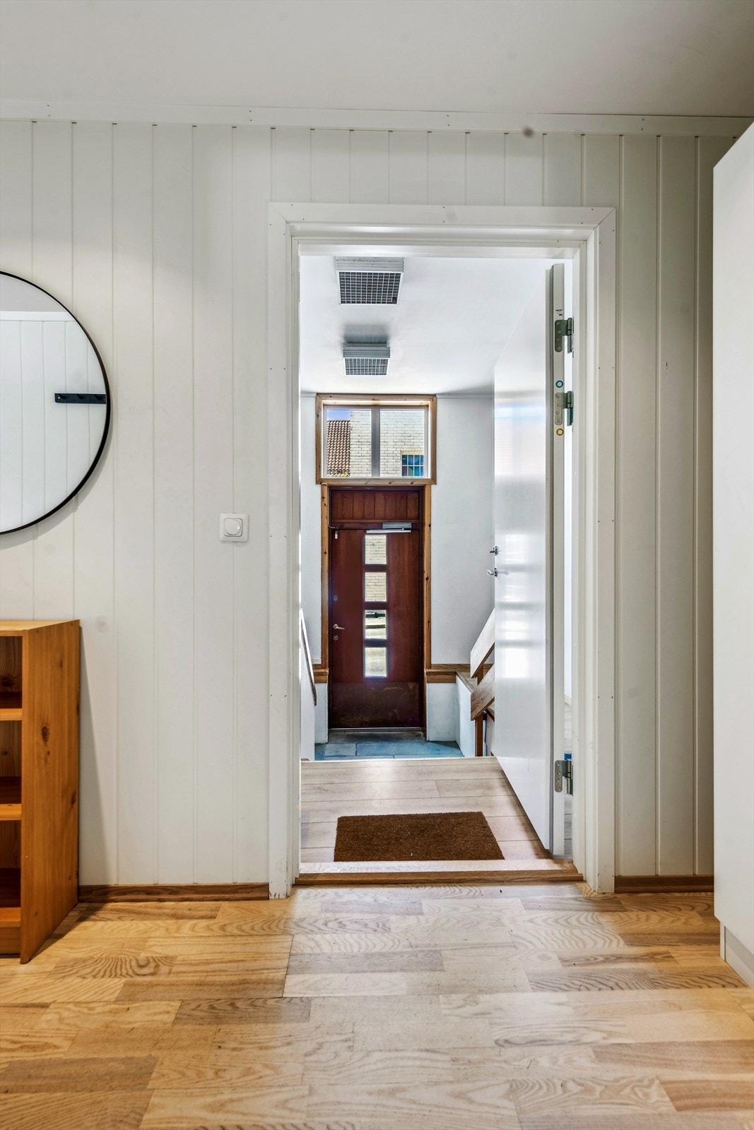 Lys og innbydende inngangsparti med naturlig og velkommende førsteinntrykk. Galleribilde