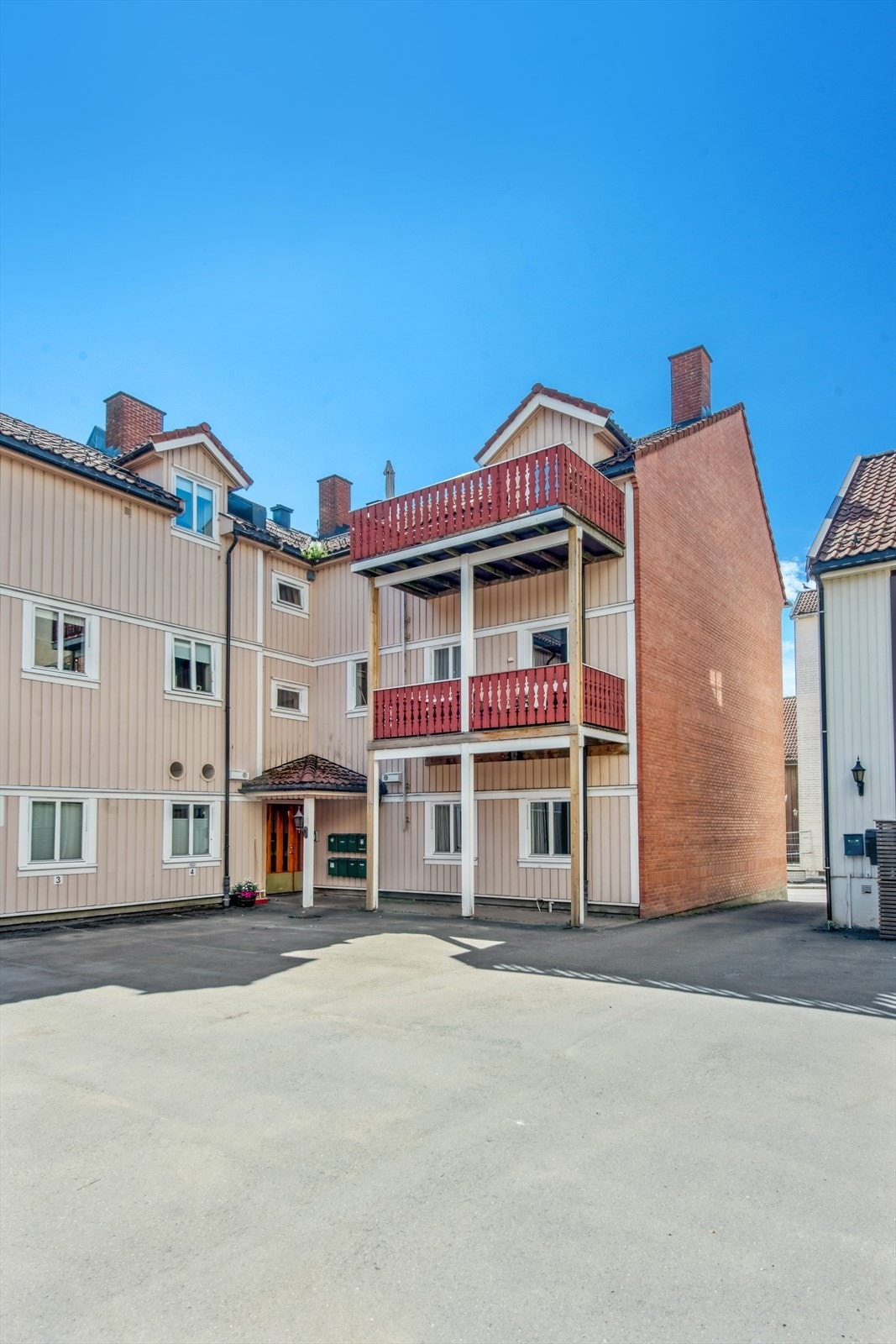 Skjermet bakgård med mulighet for utendørs opphold og hyggelige sosiale stunder. Galleribilde