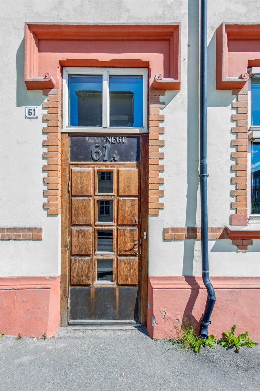 Klassisk bygård fra 1890 med særpreg og flott fasade midt i Hamar sentrum. Stilfull hovedinngang med historiske detaljer gir en innbydende velkomst til leiligheten. Galleribilde