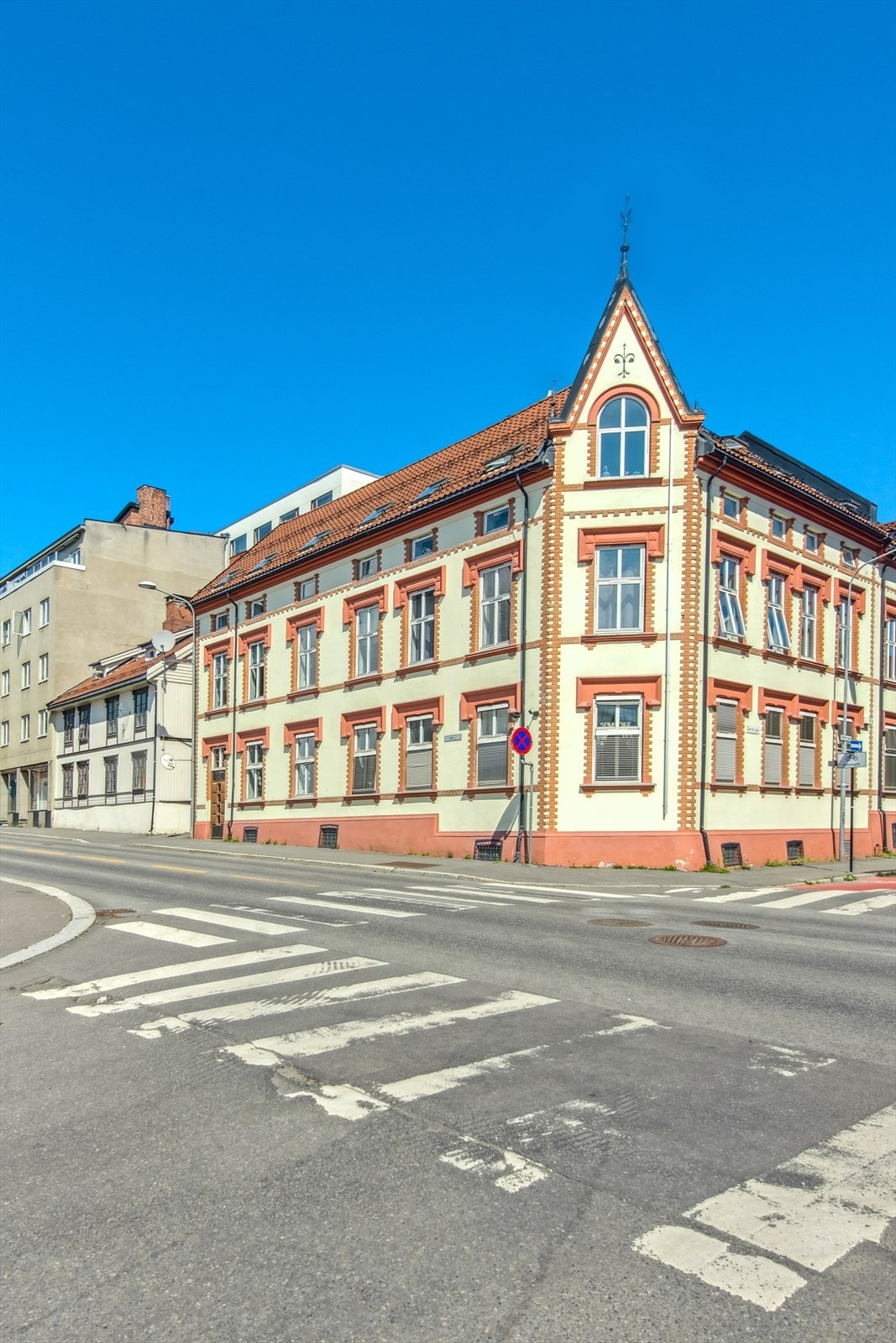 Eiendommen ligger sentralt i Hamar, med kort vei til butikker, kafeer og Mjøsas rekreasjonsmuligheter. Galleribilde