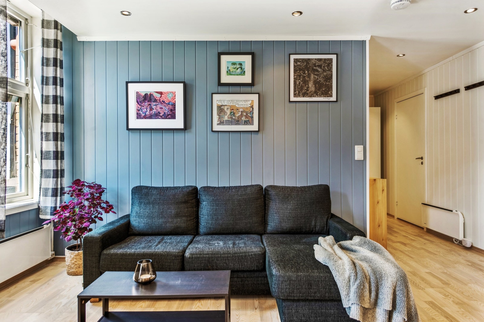 Lys og innbydende stue med stilfull fargepalett. Perfekt for avslapning og koselige stunder. Galleribilde