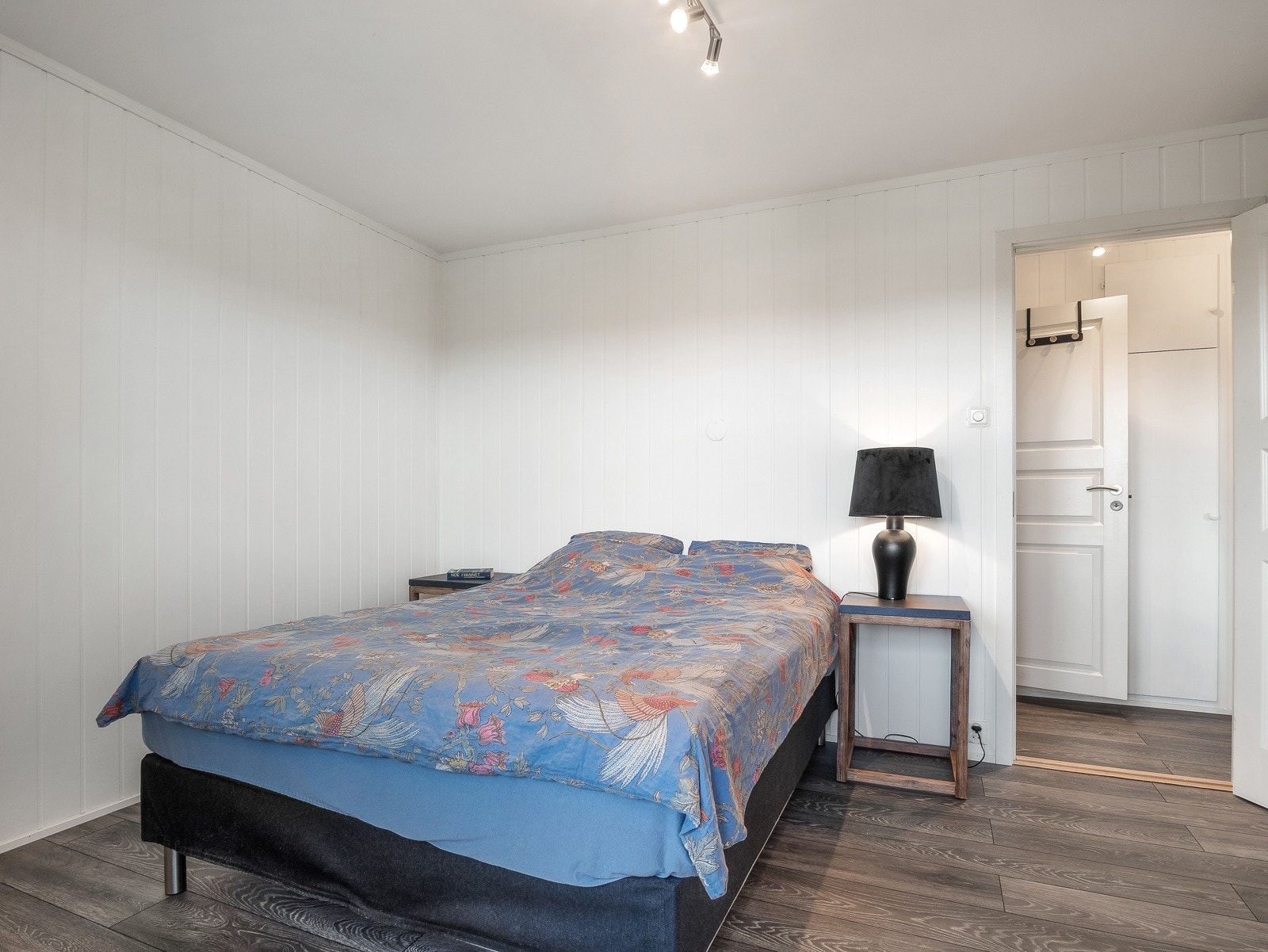 Det er god plass til stor seng på soverommet Galleribilde