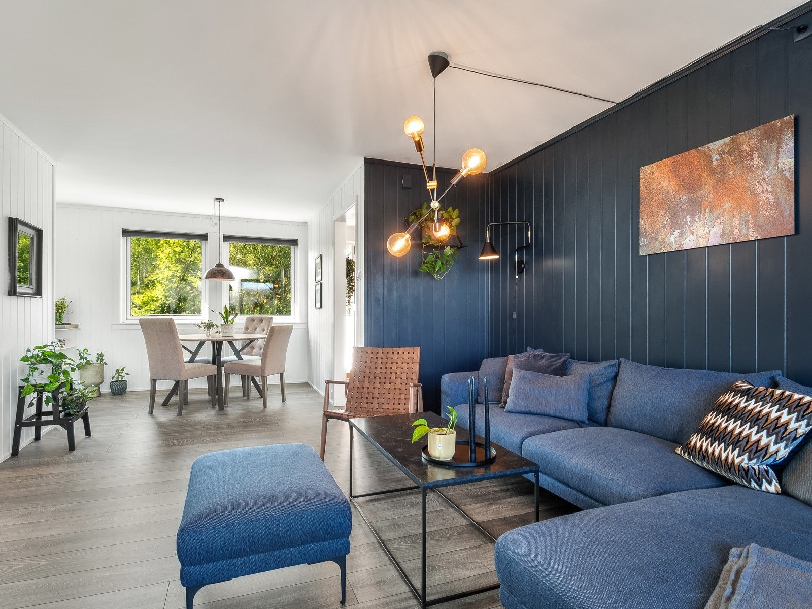 Store vinduer på begge yttervegger gir gode lysforhold i stuen og kjøkkenet Galleribilde