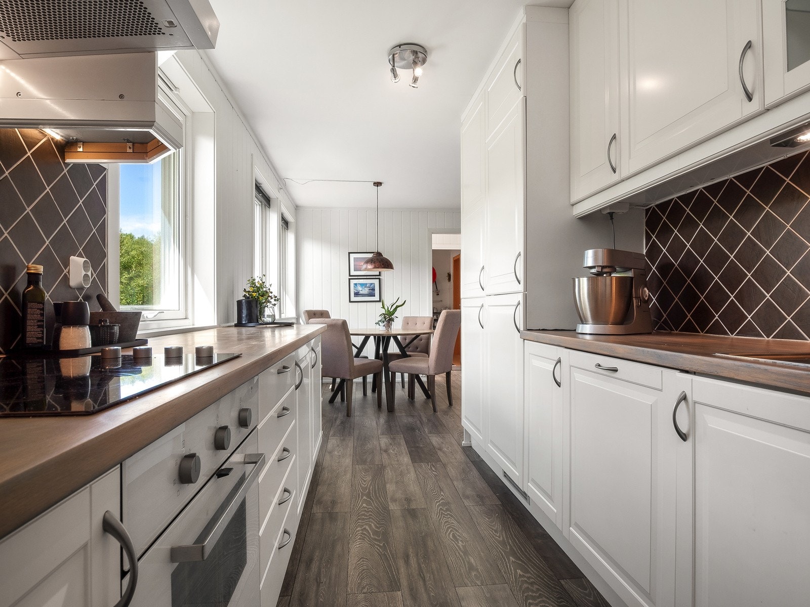 Det er kitchenboard mellom benkeplaten og overskapene Galleribilde