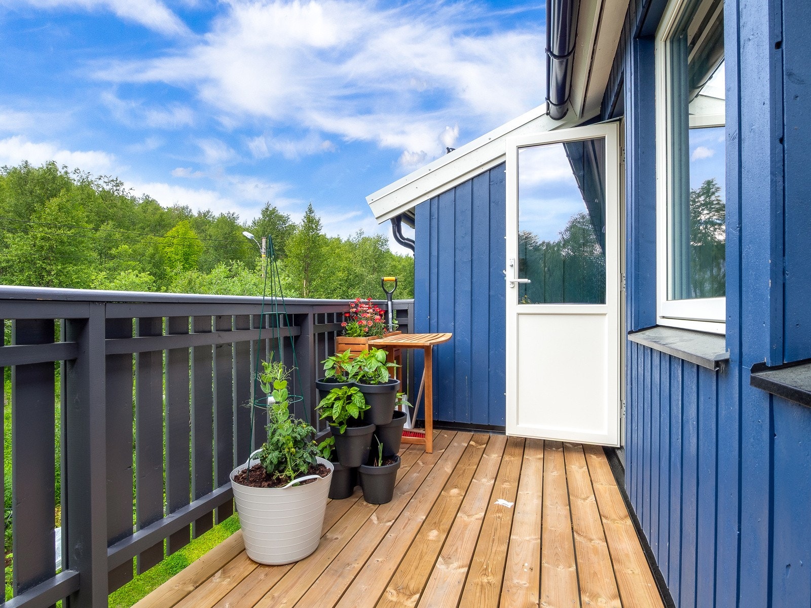 På altanen kan man feks dyrke egne tomater og urter Galleribilde