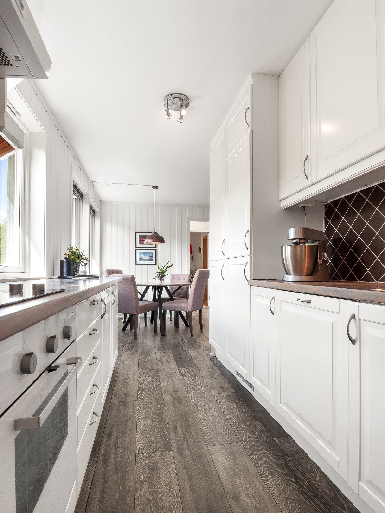 Benkeplaten i tre gir en fin kontrast mot den hvite innredningen Galleribilde